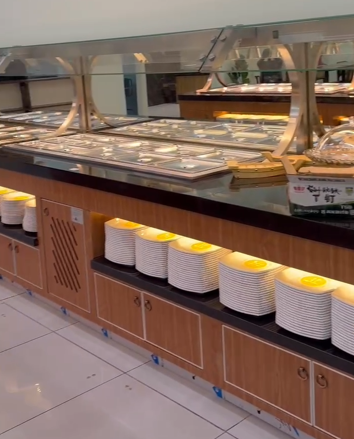 盛放熟食美食的自助餐台