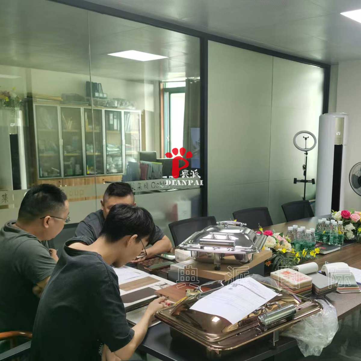 中铁九局来到典派国际现场沟通自助餐台定制02