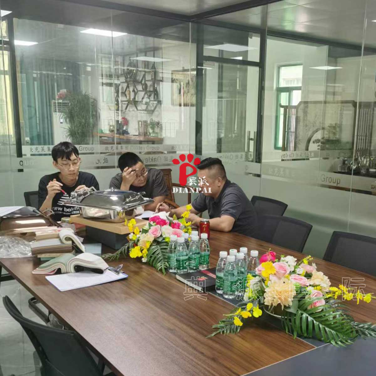 中铁九局来到典派国际现场沟通自助餐台定制03