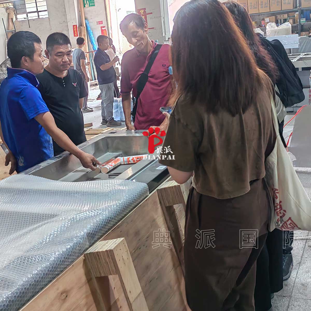 西班牙餐厅老板现场考察典派布菲自助餐台生产车间并下单